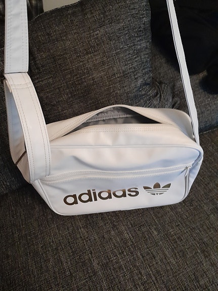 Valkoinen adidas olkalaukku