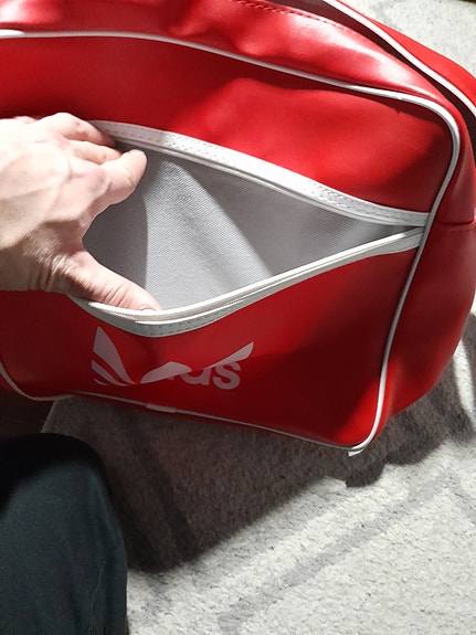Punainen Adidas olkalaukku