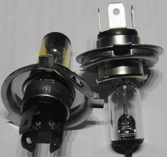2 kappaletta H4 polttimoa