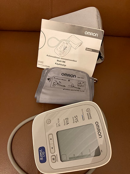 Omron M6 Comfort Verenpainemittari+uudet patterit