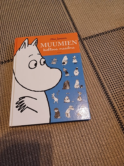 Muumien kiehtova maailma kirja.