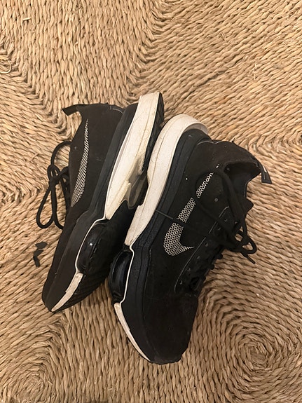 Nike mustat tennarit 39