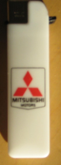 Keräilysytytin Mitsubishi-logolla. 1990-luku