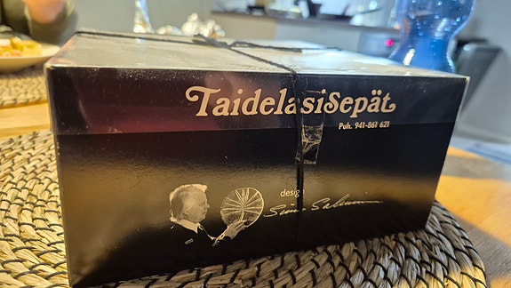 Taidelasisepät tuikkualusta Simo Salminen