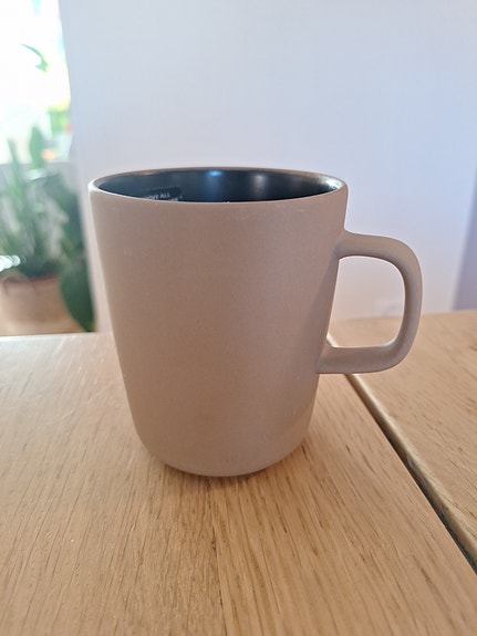 Marimekko Oiva muki beige mustalla sisäpinnalla