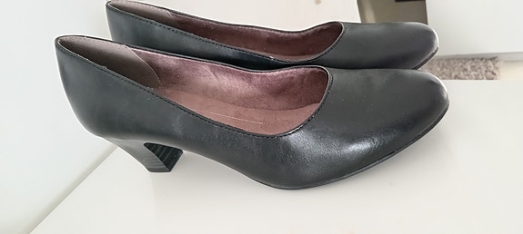 Naisten mustat korolliset avokkaat koko 40 🛒