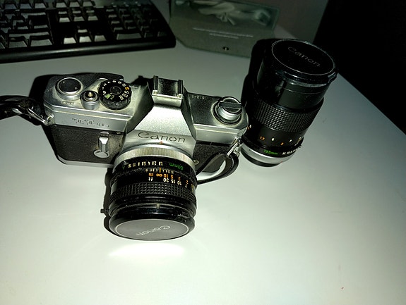 Canon TLb Filmikamera + 2 objektiivia.