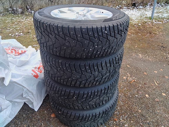 Mazda Talvirenkaat 215/55R16 Nastarenkaat Alumiinivanteilla
