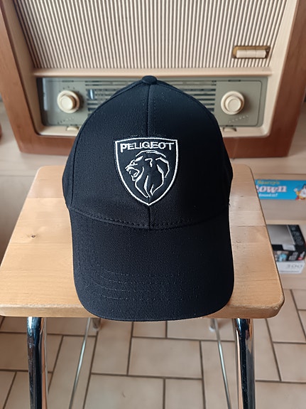 Peugeot - Uusi musta lippalakki