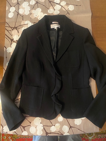 Calvin Klein musta pikkutakki röyhelöillä