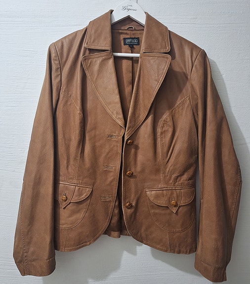 Alennus Lyhyt nahkatakki tai jakku Premoda 44