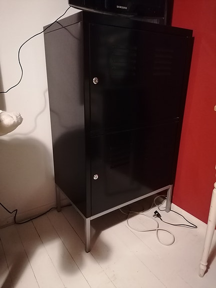 klassinen ikean metallinen kaappi.