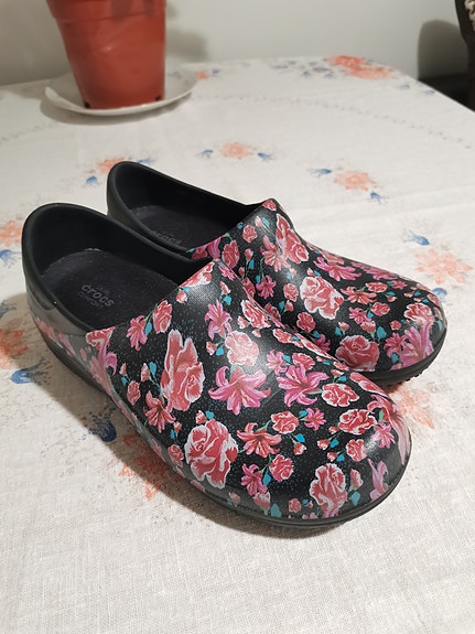 Crocs naisten Neria Pro II LiteRide Graphic -työkengät, joissa on kukkakuvio.