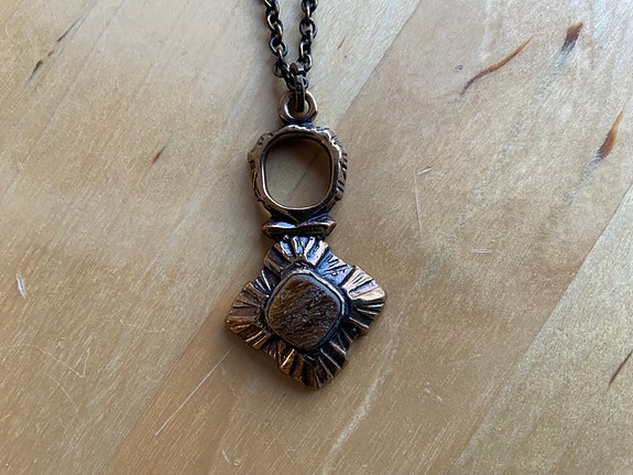 Harvinainen Pentti Sarpaneva riipus Kaarna, pronssi, arvio 1960-luku, ovh 45 €
