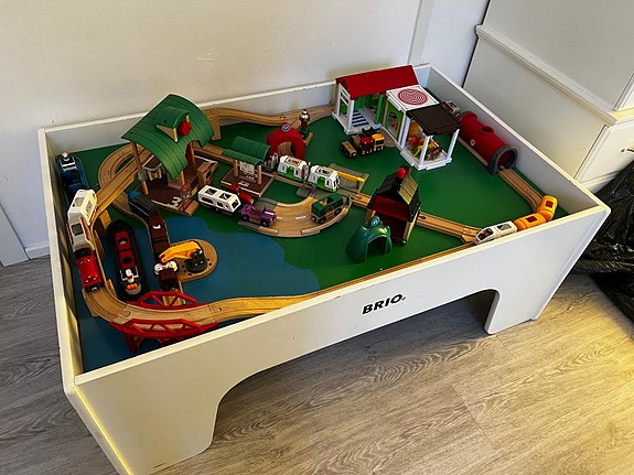 Brio-junapöytä + laaja junasetti – junat, autot, veneet, sillat, radat ym.