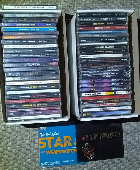 Cd levyjä ja DVD elokuvia, paljon erilaisia.