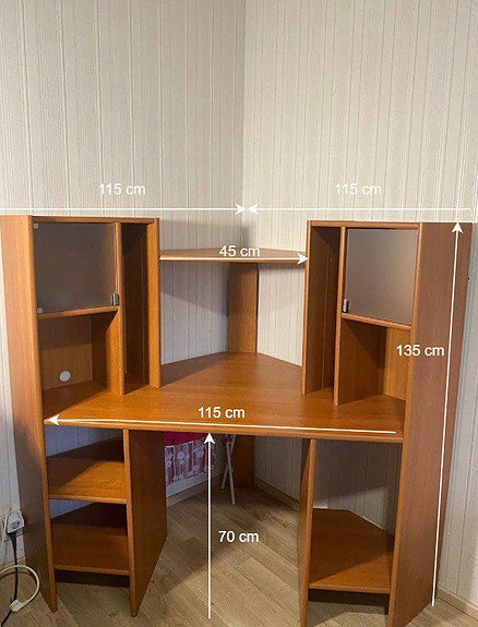 Puinen kulmapöytä