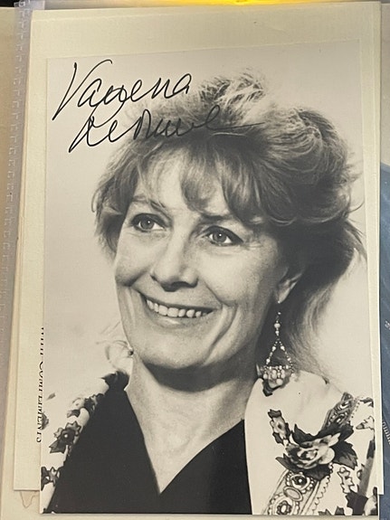 Vanessa Redgrave nimikirjoitus kortissa