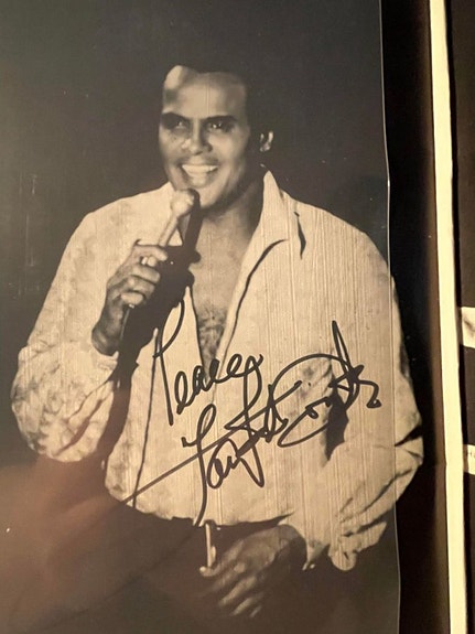 Harry Belafonte nimikirjoitus lp-levyssä