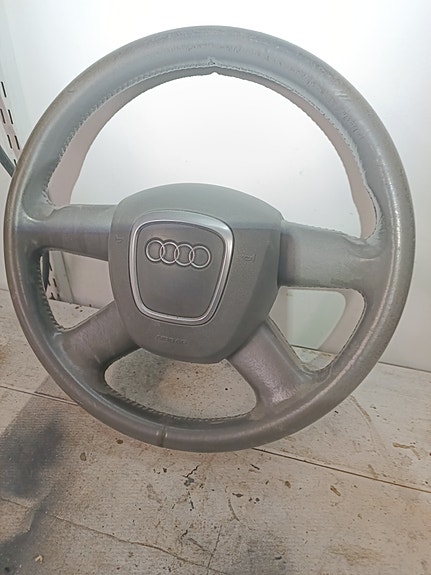 Audi A4 siisti ratti airbagilla