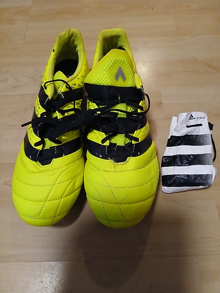 Adidas jalkapallokenkä koko 40