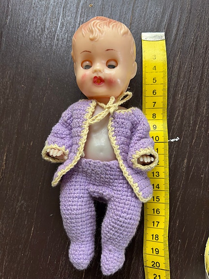 Vintage nukke ja virkattu puku