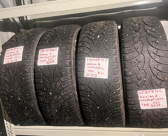 nastarenkaat  235/65R16C   Bridgestone Noranza  dot21  hyvä kunto   Q737
