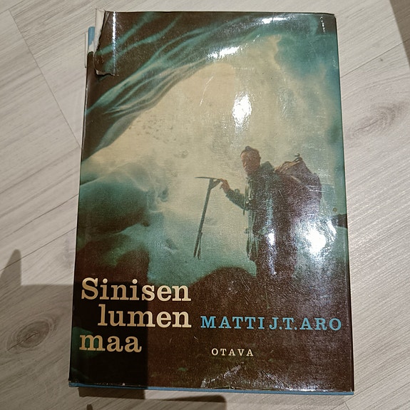 Matti J. T. Aro Sinisen lumen maa kirja