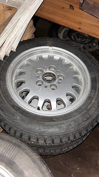 vanteet nastarenkailla 195/65R15. Ollut e46 alla