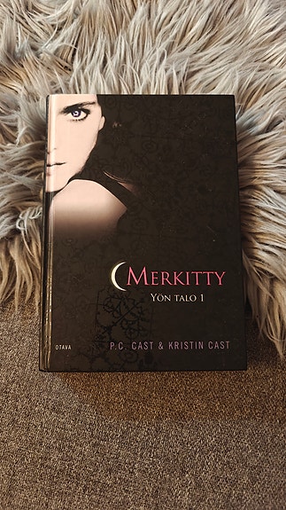P.C. Cast & Kristin Cast-  Yön Talo 1 & 2 Kirjasarja