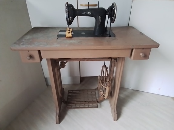 HUSGVARNA Vanha Ompelukone