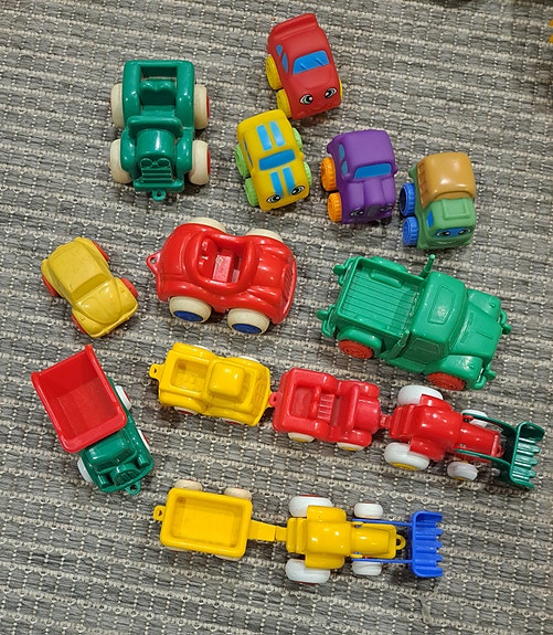 Taaperolle autoja