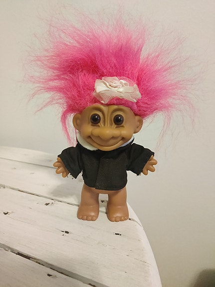 Russ trolli ruskeat silmät pinkit hiukset