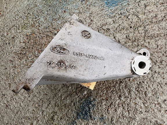 Ford Sierra V6 oikea koneen kannake
