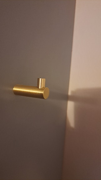 Messinginvärinen koukku