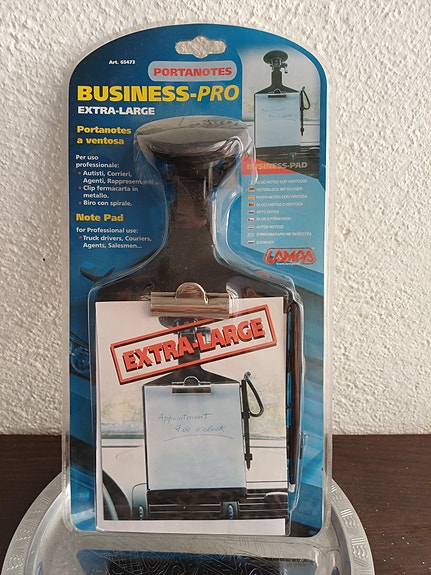 Uusi kirjoitusteline autoon