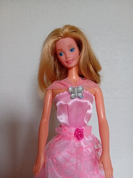 Vintage Barbie juhlapuvussa