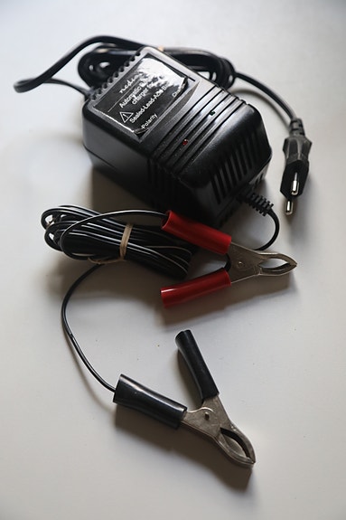 Akkulaturi riistakameralle 2 V/ 6 V/12 V 600 mA