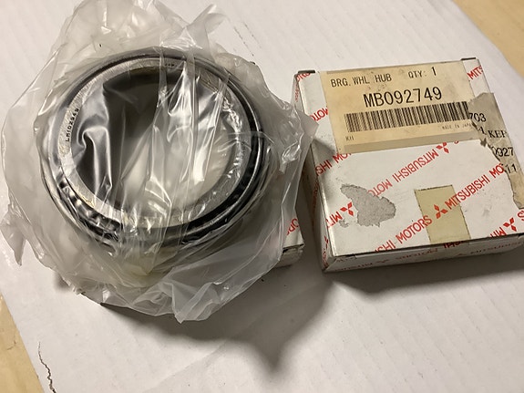 MB092749 pyöränlaakeri eteen Mitsubishi L300,Pajero I/II,L200,L400,Calloper,Hynd