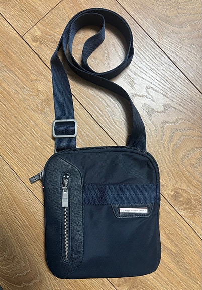 Tommy Hilfiger  - Olkalaukut
