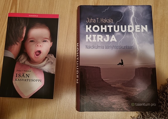 Juha T. Hakalan teokset Isän kasvatusoppi ja Kohtuuden kirja