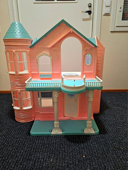 Myydään ihana Barbie Dream House 1995 barbie-talo