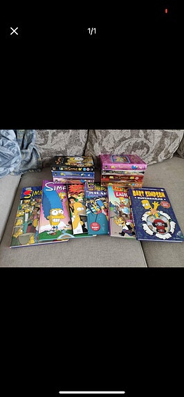 The Simpsons DVD-laatikoita ja kirjat