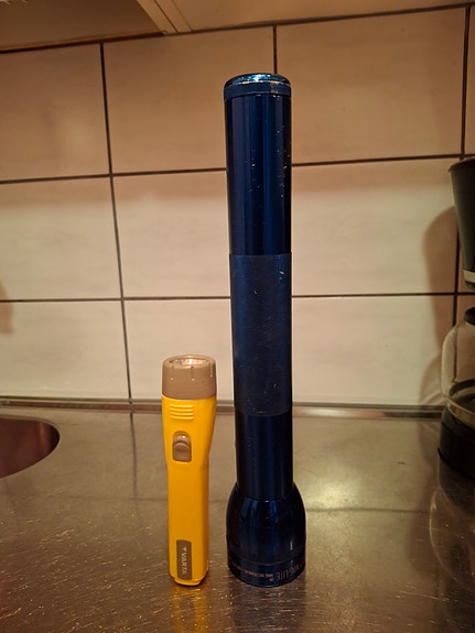 Varta ja pitkä Maglite taskulamput