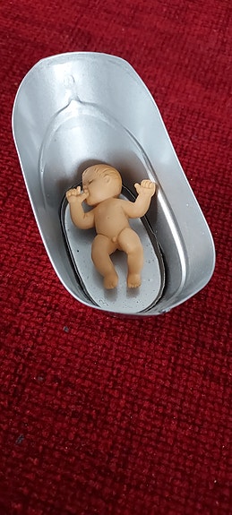 Miniatyyri "sinkki" amme ja vauva