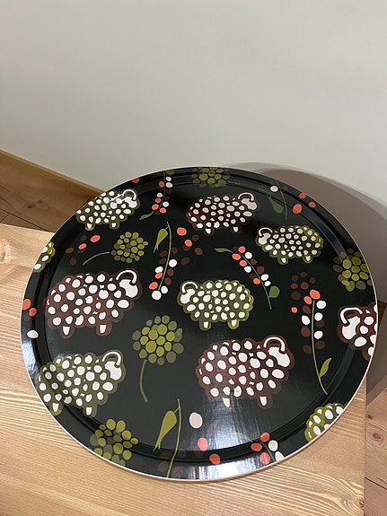Aarikka Pässit kedolla tarjotin