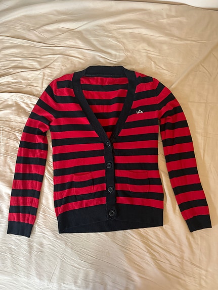 Puna-musta-raidallinen villatakki