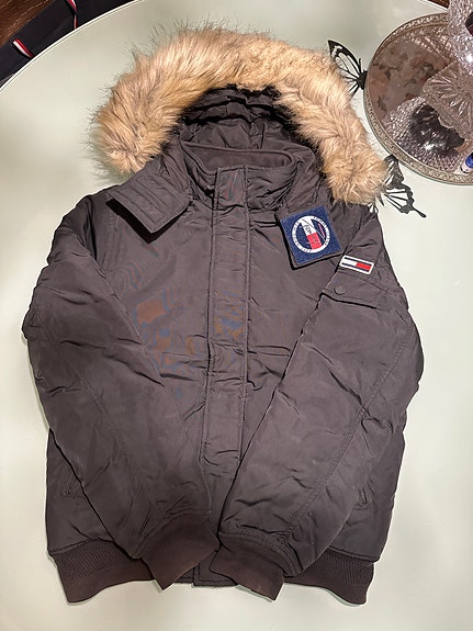 Myydään Tommy Jeans “Essential” takki, huppu irrotettavalla karvareunuksella