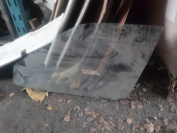 Toyota Corolla E10 vas etuoven lasi