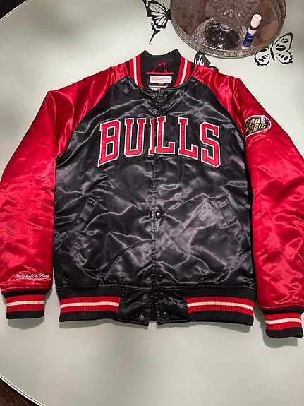 Myydään Tyylikäs Chicago Bulls-takki – Mitchell & Ness